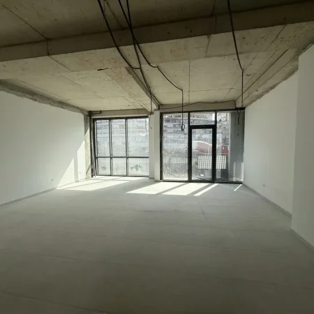 Tirane, jepet me qera zyre Kati 1, 74 m² 1.100 € (Lake View Rezidence)