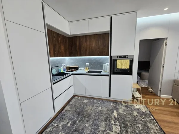 Tirane, jepet me qera apartament 1+1+Ballkon Kati 6, 73 m² 700 € (ish fusha e aviacionit)