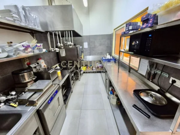 Tirane, shitet bar-resorant Kati 0, 130 m² (farmacia 10)