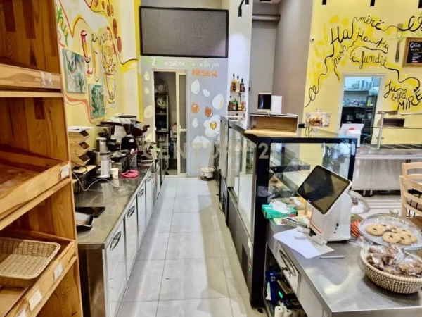Tirane, shitet bar-resorant Kati 0, 130 m² (farmacia 10)