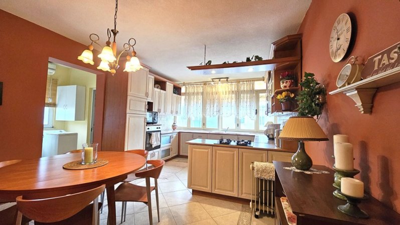 shitet apartament 2+1+Ballkon Kati 4, 105 m² 200.000 € (NE ZONEN E BLLOKUT, MBRAPA HOTEL “XHEKO IMPERIAL”)