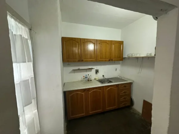 Tirane, jepet me qera 1+1 Kati 2, 60 m² 200 € (Allias)
