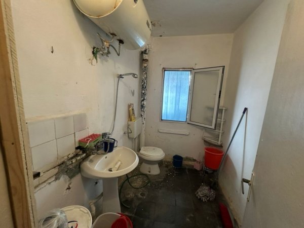 Tirane, jepet me qera 1+1 Kati 2, 60 m² 200 € (Allias)
