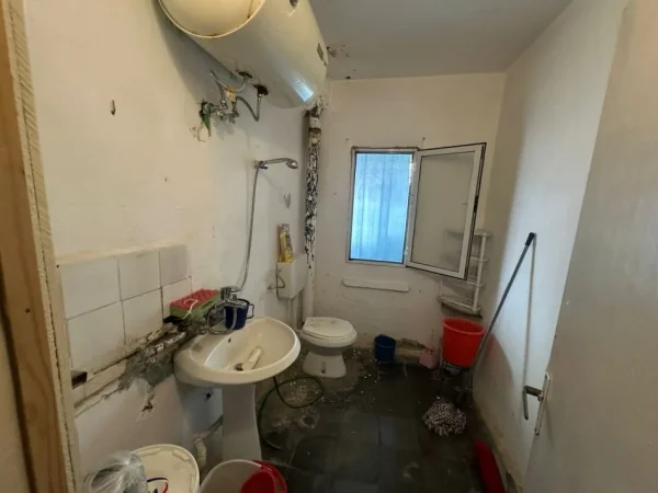 Tirane, jepet me qera 1+1 Kati 2, 60 m² 200 € (Allias)