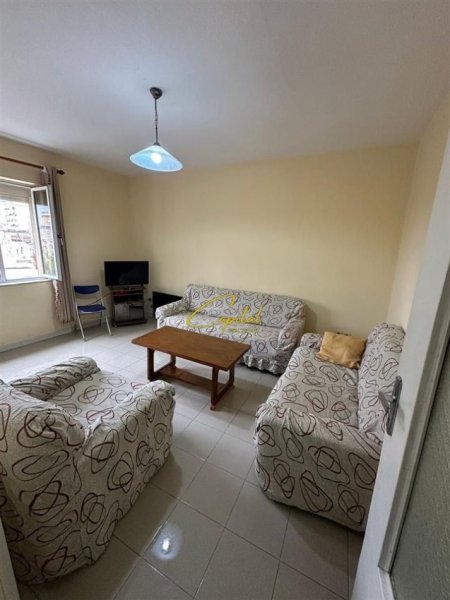 Tirane, jepet me qera apartament 2+1 Kati 4, 80 m² 500 € (BULEVARDI ZOGU I PARE)