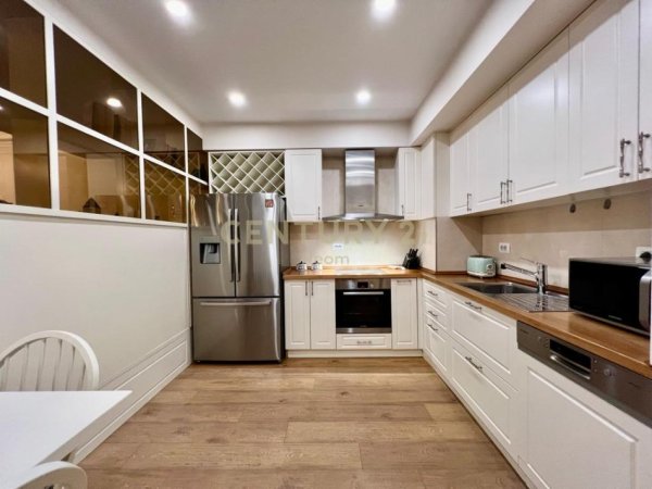 Tirane, jepet me qera apartament 2+1+Ballkon Kati 3, 132 m² 1.200 € (Vizion Plus)