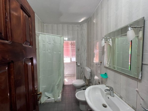 Tirane, jepet me qera apartament 2+1+Ballkon Kati 5, 90 m² 500 € (Rruga e Kavajes)