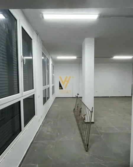 Tirane, jepet me qera ambjent biznesi Kati 0, 300 m² 800 € (PASKUQAN)