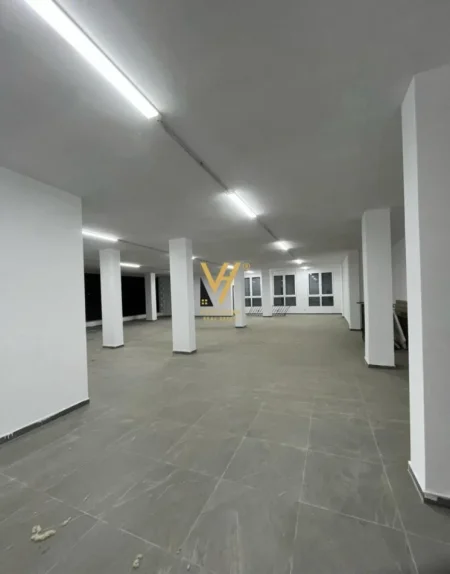 Tirane, jepet me qera ambjent biznesi Kati 0, 300 m² 800 € (PASKUQAN)