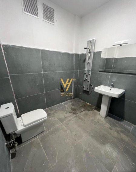 Tirane, jepet me qera ambjent biznesi Kati 0, 300 m² 800 € (PASKUQAN)