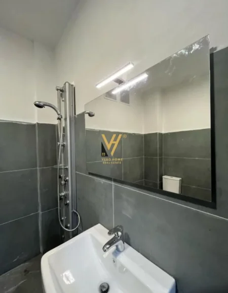 Tirane, jepet me qera ambjent biznesi Kati 0, 300 m² 800 € (PASKUQAN)