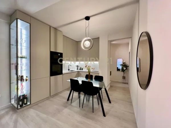 Tirane, jepet me qera apartament 2+1+Ballkon Kati 5, 90 m² 800 € (Kodra e Diellit)
