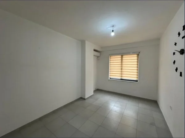Tirane, jepet me qera zyre Kati 3, 94 m² 750 € (Pazari i Ri)