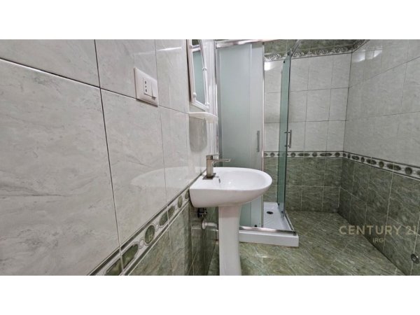 Tirane, jepet me qera apartament 3+1 Kati 1, 116 m² 1.000 € (rruga e bodganeve)