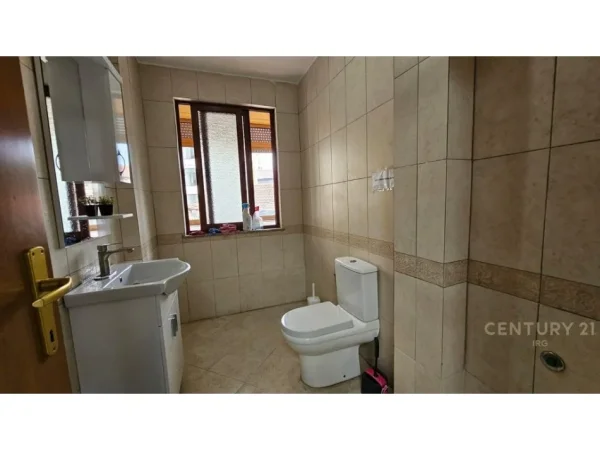 Tirane, jepet me qera apartament 3+1 Kati 1, 116 m² 1.000 € (rruga e bodganeve)