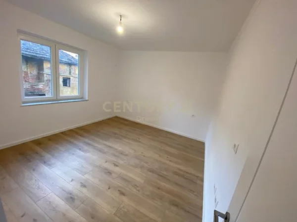 Tirane, jepet me qera Kati 2, 83 m² 1.000 € (blloku i ambasadave)