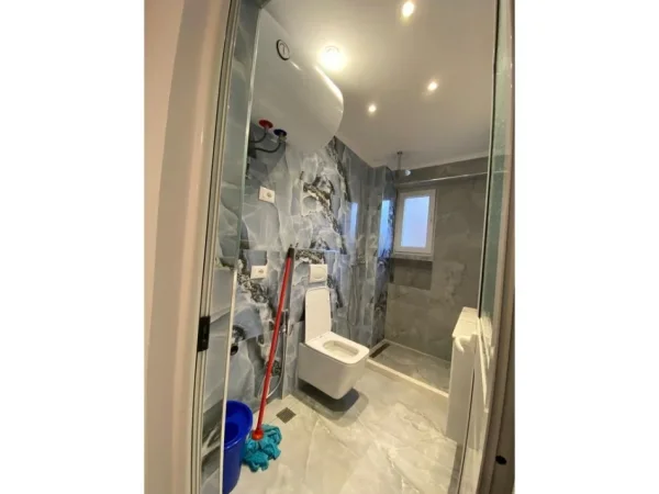 Tirane, jepet me qera Kati 2, 83 m² 1.000 € (blloku i ambasadave)