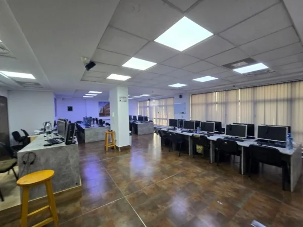 Tirane, jepet me qera zyre Kati 3, 230 m² 2.600 € (rruga e barikadave)