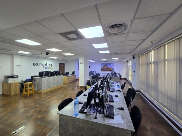 Tirane, jepet me qera zyre Kati 3, 230 m² 2.600 € (rruga e barikadave)