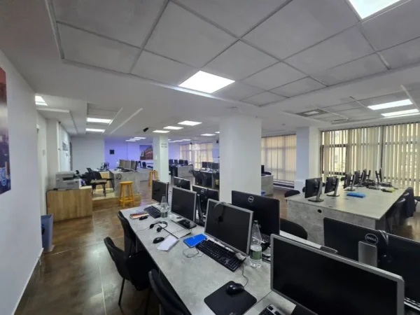 Tirane, jepet me qera zyre Kati 3, 230 m² 2.600 € (rruga e barikadave)