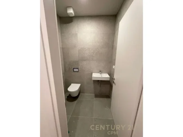 Tirane, jepet me qera ambjent biznesi Kati 10, 115 m² 2.300 € (rezidenca lion park)