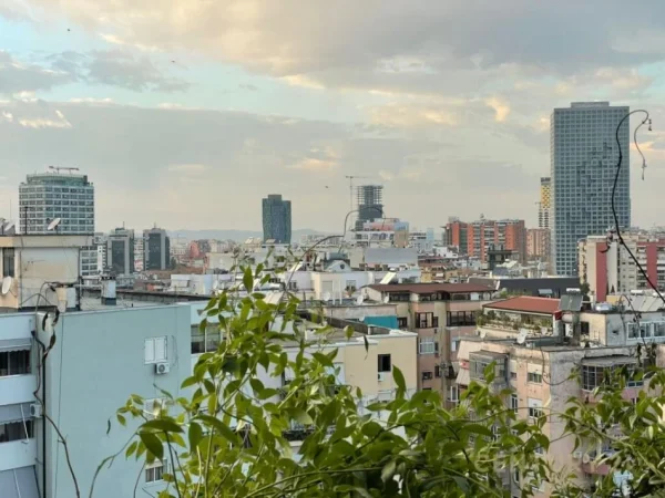 Tirane, jepet me qera ambjent biznesi Kati 10, 115 m² 2.300 € (rezidenca lion park)