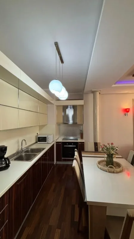 Tirane, jepet me qera apartament 2+1+Aneks+Ballkon Kati 4, 115 m² 1.200 € (Ambasador 3)