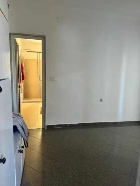 Tirane, jepet me qera 2+1+Ballkon Kati 5, 70 m² 500 € (TREGU ELEKTRIK)