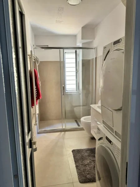 Tirane, jepet me qera 2+1+Ballkon Kati 5, 70 m² 500 € (TREGU ELEKTRIK)
