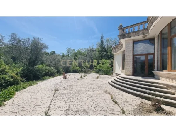 Tirane, shes bar-resorant Kati 1, 5.500 m² 3.500.000 € (Prane Teg)