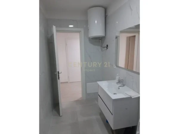 Tirane, jepet me qera zyre Kati 5, 181 m² 1.000 € (sheshi willson)