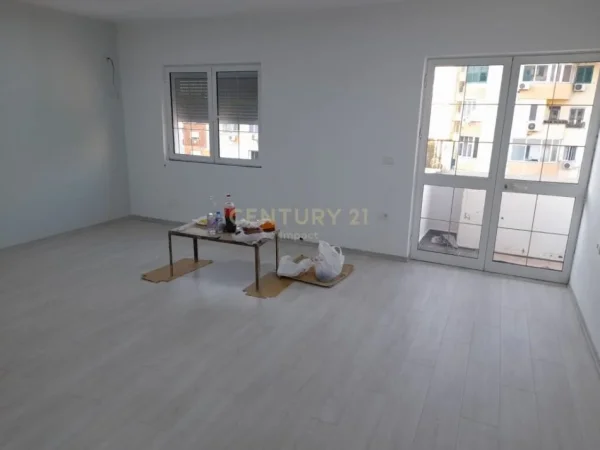 Tirane, jepet me qera zyre Kati 5, 181 m² 1.000 € (sheshi willson)
