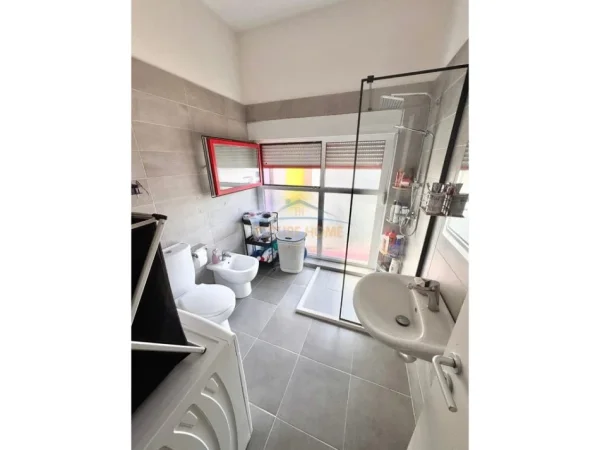 0683487469  Tirane, shitet apartament 2+1 Kati 8, 82 m² 129.000 € (Kompleksi Mangalem , Alidemi)