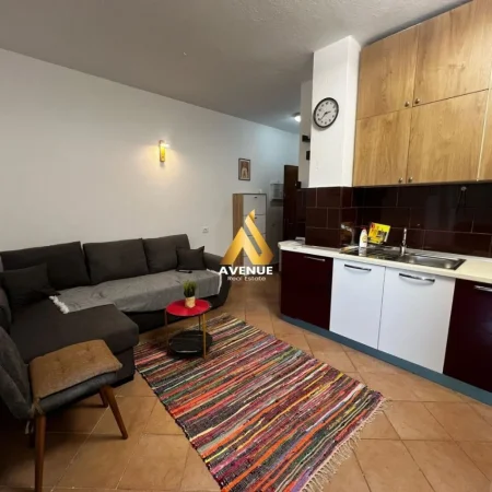 Tirane, jepet me qera apartament 1+1+Ballkon Kati 3, 45 m² 450 € (5 maji)
