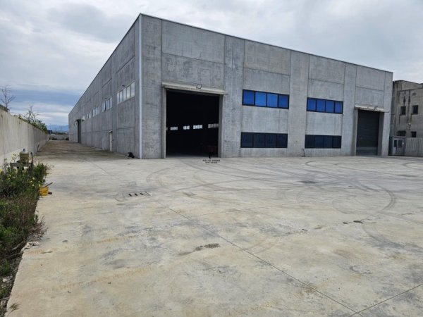 Tirane, jepet me qera magazine Kati 0, 3.500 m² 10.500 € (AUTOSTRADA TIRANE-DURRES)