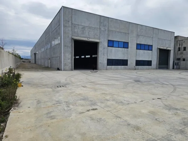 Tirane, jepet me qera magazine Kati 0, 3.500 m² 10.500 € (AUTOSTRADA TIRANE-DURRES)