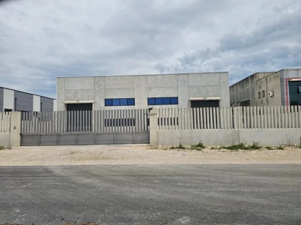 Tirane, jepet me qera magazine Kati 0, 3.500 m² 10.500 € (AUTOSTRADA TIRANE-DURRES)