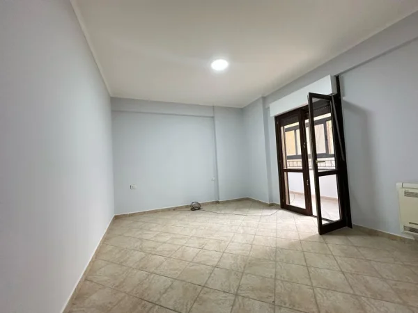 Tirane, shes apartament 3+1 Kati 1, 145 m² 295.000 € (Komuna e Parisit)