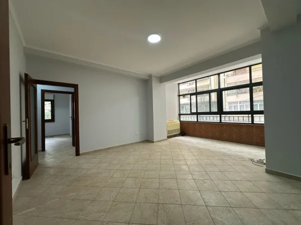 Tirane, shes apartament 3+1+Ballkon Kati 2, 145 m² 295.000 € (KOMUNA PARISIT)
