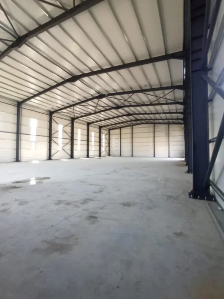 Tirane, jepet me qera magazine Kati 0, 1.075 m² 5.000 € (Autostrada Tirane-Durres)