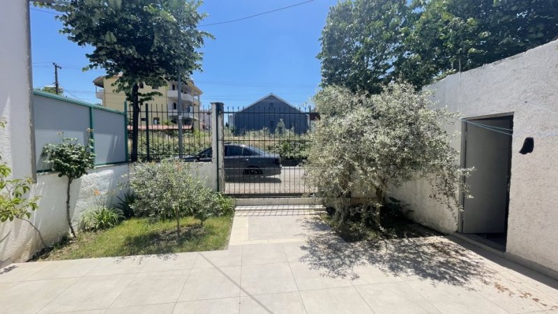 Tirane, jap me qera shtepi 1+1 Kati 1, 50 m² 270 € (Azem Galica, Tirane)