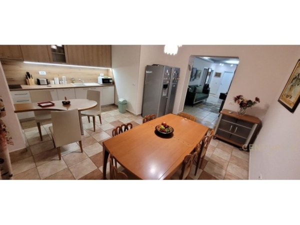 Tirane, jepet me qera apartament 2+1 Kati 1, 100 m² 800 € (ST.DINAMO)