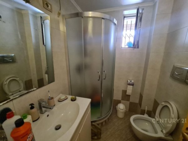 Tirane, jepet me qera apartament 2+1 Kati 1, 100 m² 800 € (ST.DINAMO)