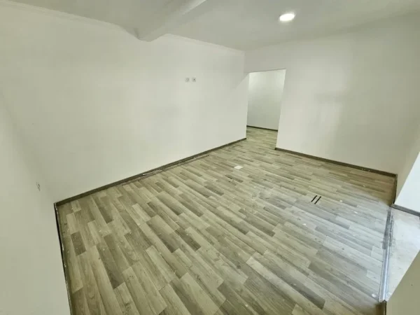 Tirane, jap me qera dyqan Kati 0, 40 m² 700 € (Rruga Bardhyl)