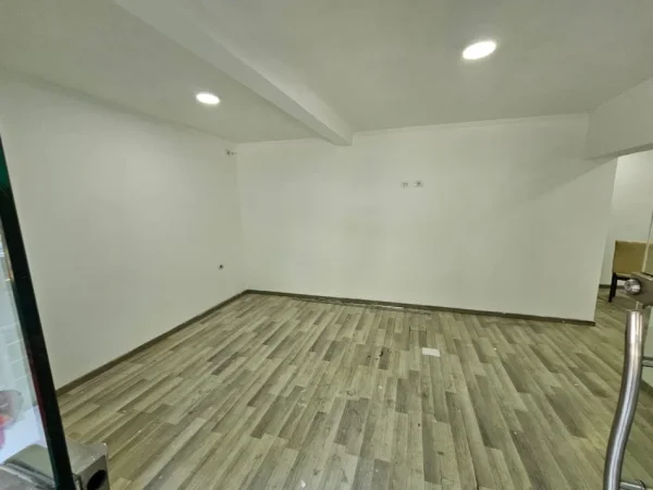 Tirane, jap me qera dyqan Kati 0, 40 m² 700 € (Rruga Bardhyl)