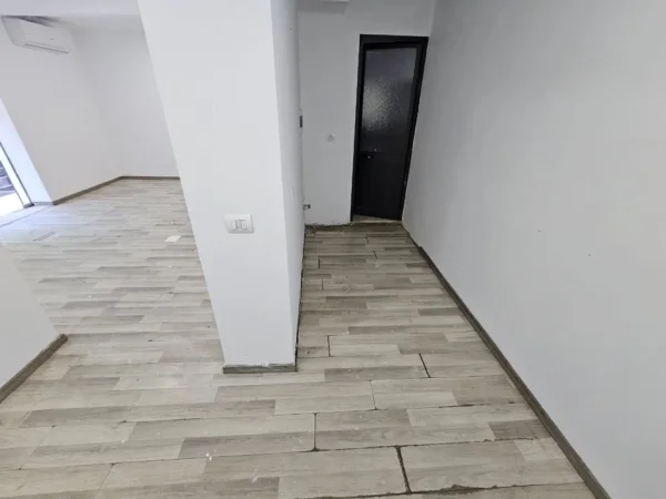 Tirane, jap me qera dyqan Kati 0, 40 m² 700 € (Rruga Bardhyl)