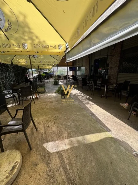Tirane, jepet me qera bar-kafe Kati 0, 250 m² 1.500 € (MËZEZË)