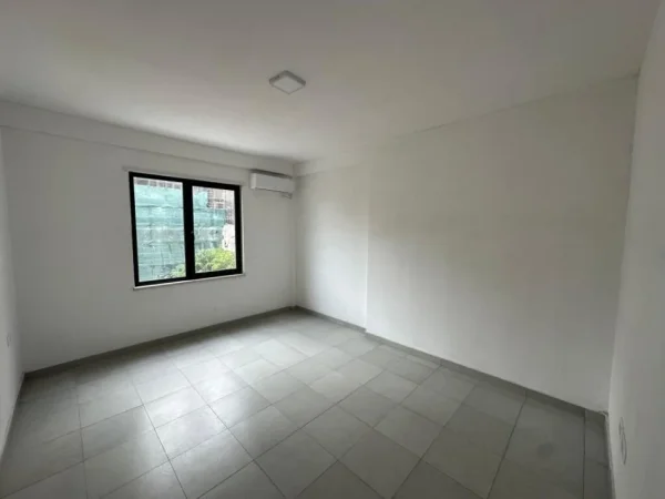 Tirane, jepet me qera ambjent biznesi Kati 3, 94 m² 750 € (Pazari i Ri)
