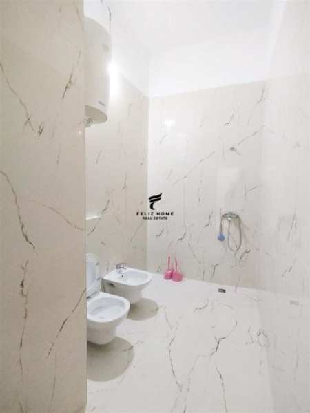 Tirane, jepet me qera apartament 2+1+Ballkon Kati 3, 89 m² 900 € (QENDER)