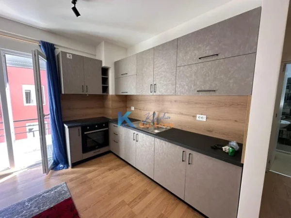 Tirane, jap me qera apartament 1+1+Ballkon Kati 2, 550 m² 550 € (1+1 per qira ne Selite, afer Xhamise se Selites)